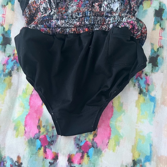 LULULEMON Hotty Hot Short II 2.5” in Vitalize Multi - Picture 7 of 7